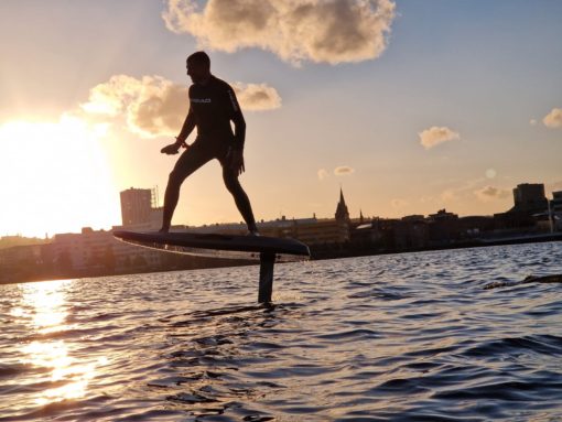 E FOIL <h3>Detta är en professionell eldriven surfbräda (E-foil board). Hög kvalitet rakt igenom. Waydoo Flyer One e-foil board är supercool, högteknologisk, elektrisk och helt enkelt väldigt rolig.</h3> <iframe title="YouTube video player" src="https://www.youtube.com/embed/qFuJvjeLAbI" width="560" height="315" frameborder="0" allowfullscreen="allowfullscreen"></iframe> Eldriven surfbräda: Waydoo Flyer One PLUS e-foil board 6000W pro - 75 min körning