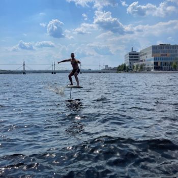 surf11 <h3>Detta är en professionell eldriven surfbräda (E-foil board). Hög kvalitet rakt igenom. Waydoo Flyer One e-foil board är supercool, högteknologisk, elektrisk och helt enkelt väldigt rolig.</h3> <iframe title="YouTube video player" src="https://www.youtube.com/embed/qFuJvjeLAbI" width="560" height="315" frameborder="0" allowfullscreen="allowfullscreen"></iframe> Eldriven surfbräda: Waydoo Flyer One PLUS e-foil board 6000W pro - 75 min körning