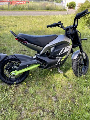 image00004 Tromox Mino-B är 100% elektrisk. Mittmotor. Räckvidd 90 km. <span class="Y2IQFc" lang="sv">Med automatisk avkänningsfunktion, realtidsvisning av batteristatus, låter dig utföra din resa med lätthet.</span> TROMOX MINO-B - elmoped klass1 - mittmotor - räckvidd 90 km