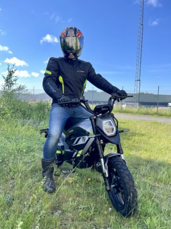 image00020 Tromox Mino-B är 100% elektrisk. Mittmotor. Räckvidd 90 km. <span class="Y2IQFc" lang="sv">Med automatisk avkänningsfunktion, realtidsvisning av batteristatus, låter dig utföra din resa med lätthet.</span> TROMOX MINO-B - elmoped klass1 - mittmotor - räckvidd 90 km