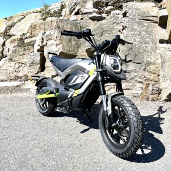 image00031 Tromox Mino-B är 100% elektrisk. Mittmotor. Räckvidd 90 km. <span class="Y2IQFc" lang="sv">Med automatisk avkänningsfunktion, realtidsvisning av batteristatus, låter dig utföra din resa med lätthet.</span> TROMOX MINO-B - elmoped klass1 - mittmotor - räckvidd 90 km