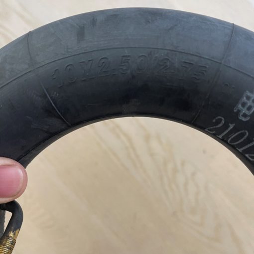 slang2 scaled <p style="text-align: left;">Bra och beprövad kvalitet.</p> Passar 10 tums hjul till elscooter eller elsparkcykel med motor obs! Passar endast hjul med 90 graders ventil Frakt ingår i priset. Innerslang 10x2,5 tum till elscooter