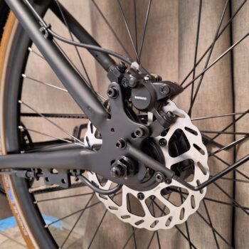 broms bak Upptäck friheten med den underhållsfria DOUCHEBIKE Elcykel 250W SP5000 - en perfekt kombination av stil, kraft och hållbarhet. Njut av 80 km räckvidd och en robust remdrift för en smidig färd. Elcykel DOUCHEBIKE 250W SP5000 - Remdrift - Räckvidd 80 km