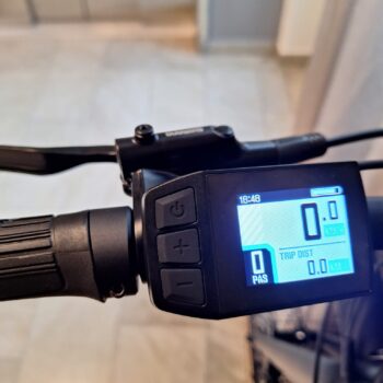 display Upptäck friheten med den underhållsfria DOUCHEBIKE Elcykel 250W SP5000 - en perfekt kombination av stil, kraft och hållbarhet. Njut av 80 km räckvidd och en robust remdrift för en smidig färd. Elcykel DOUCHEBIKE 250W SP5000 - Remdrift - Räckvidd 80 km