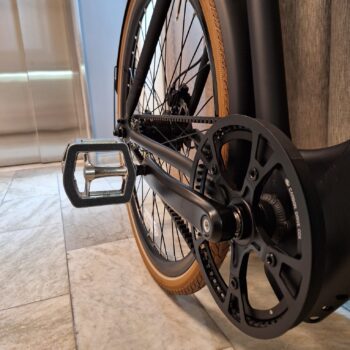 drevet Upptäck friheten med den underhållsfria DOUCHEBIKE Elcykel 250W SP5000 - en perfekt kombination av stil, kraft och hållbarhet. Njut av 80 km räckvidd och en robust remdrift för en smidig färd. Elcykel DOUCHEBIKE 250W SP5000 - Remdrift - Räckvidd 80 km