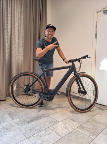 jeppe segertecken Upptäck friheten med den underhållsfria DOUCHEBIKE Elcykel 250W SP5000 - en perfekt kombination av stil, kraft och hållbarhet. Njut av 80 km räckvidd och en robust remdrift för en smidig färd. Elcykel DOUCHEBIKE 250W SP5000 - Remdrift - Räckvidd 80 km