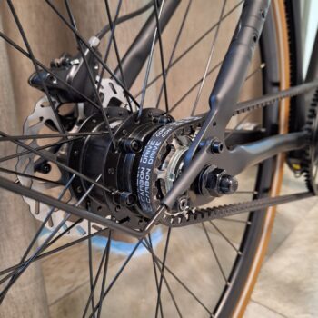 rem bak Upptäck friheten med den underhållsfria DOUCHEBIKE Elcykel 250W SP5000 - en perfekt kombination av stil, kraft och hållbarhet. Njut av 80 km räckvidd och en robust remdrift för en smidig färd. Elcykel DOUCHEBIKE 250W SP5000 - Remdrift - Räckvidd 80 km