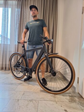 sidan med jeppe Upptäck friheten med den underhållsfria DOUCHEBIKE Elcykel 250W SP5000 - en perfekt kombination av stil, kraft och hållbarhet. Njut av 80 km räckvidd och en robust remdrift för en smidig färd. Elcykel DOUCHEBIKE 250W SP5000 - Remdrift - Räckvidd 80 km