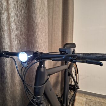 styret lampan Upptäck friheten med den underhållsfria DOUCHEBIKE Elcykel 250W SP5000 - en perfekt kombination av stil, kraft och hållbarhet. Njut av 80 km räckvidd och en robust remdrift för en smidig färd. Elcykel DOUCHEBIKE 250W SP5000 - Remdrift - Räckvidd 80 km