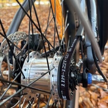 vaxlar och drivlina bakifran elcykel Elcykel DOUCHEBIKE 250W ELIT med remdrift - räckvidd 110km
