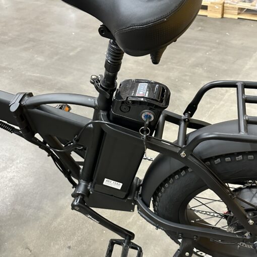 batteri herr scaled Välkommen till en värld av modern cykling med "Elcykel DOUCHEBIKE 750W" från Elscooter Sweden. Denna elcykel representerar en ny nivå av prestanda och bekvämlighet för både stadspendlare och äventyrssökare. <h3><b>Vilka regler gäller för elcyklar? </b></h3> Vi rekommenderar dig att läsa följande regler från Transportstyrelsen som du hittar <a href="https://www.transportstyrelsen.se/sv/vagtrafik/Fordon/Fordonsregler/Moped/Elcykel/" target="_blank" rel="noopener">här</a> För fler uppdateringar följ oss på <a href="https://www.instagram.com/elscootersweden/" target="_blank" rel="noopener">Instagram</a>. <p id="tw-target-text" class="tw-data-text tw-text-large tw-ta" dir="ltr" data-placeholder="Translation"><span class="Y2IQFc" lang="sv">Kolla fler <a href="https://elscootersweden.com/produkt-kategori/elcykel/">elcyklar</a> från Elscooter Sweden.</span></p> Elcykel DOUCHEBIKE 750W Standard