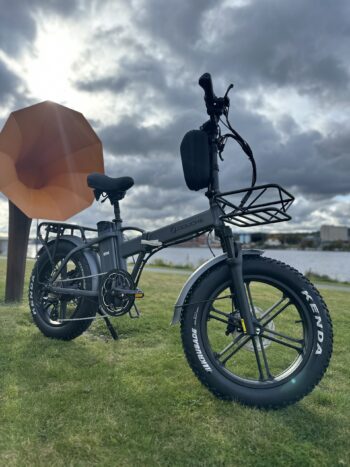 gra Vi presenterar Elcykel DOUCHEBIKE 1000W PLUS, en exceptionell kombination av kraft och finess för den moderna cyklisten. Påbörja en resa av effektivitet och stil med denna toppmoderna e-cykel. Elcykel DOUCHEBIKE 1000W PLUS - Hopfällbar - Räckvidd 100km
