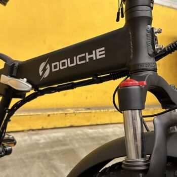 ramen herr Välkommen till en värld av modern cykling med "Elcykel DOUCHEBIKE 750W" från Elscooter Sweden. Denna elcykel representerar en ny nivå av prestanda och bekvämlighet för både stadspendlare och äventyrssökare. <h3><b>Vilka regler gäller för elcyklar? </b></h3> Vi rekommenderar dig att läsa följande regler från Transportstyrelsen som du hittar <a href="https://www.transportstyrelsen.se/sv/vagtrafik/Fordon/Fordonsregler/Moped/Elcykel/" target="_blank" rel="noopener">här</a> För fler uppdateringar följ oss på <a href="https://www.instagram.com/elscootersweden/" target="_blank" rel="noopener">Instagram</a>. <p id="tw-target-text" class="tw-data-text tw-text-large tw-ta" dir="ltr" data-placeholder="Translation"><span class="Y2IQFc" lang="sv">Kolla fler <a href="https://elscootersweden.com/produkt-kategori/elcykel/">elcyklar</a> från Elscooter Sweden.</span></p> Elcykel DOUCHEBIKE 750W Standard