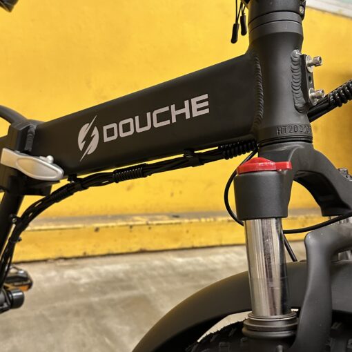 ramen herr scaled Välkommen till en värld av modern cykling med "Elcykel DOUCHEBIKE 750W" från Elscooter Sweden. Denna elcykel representerar en ny nivå av prestanda och bekvämlighet för både stadspendlare och äventyrssökare. <h3><b>Vilka regler gäller för elcyklar? </b></h3> Vi rekommenderar dig att läsa följande regler från Transportstyrelsen som du hittar <a href="https://www.transportstyrelsen.se/sv/vagtrafik/Fordon/Fordonsregler/Moped/Elcykel/" target="_blank" rel="noopener">här</a> För fler uppdateringar följ oss på <a href="https://www.instagram.com/elscootersweden/" target="_blank" rel="noopener">Instagram</a>. <p id="tw-target-text" class="tw-data-text tw-text-large tw-ta" dir="ltr" data-placeholder="Translation"><span class="Y2IQFc" lang="sv">Kolla fler <a href="https://elscootersweden.com/produkt-kategori/elcykel/">elcyklar</a> från Elscooter Sweden.</span></p> Elcykel DOUCHEBIKE 750W Standard