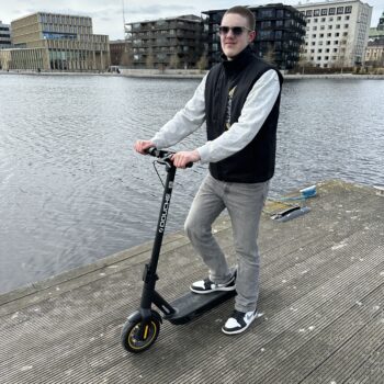 Elscooter DOUCHE REKO - 250W - 35 km räckvidd 16 Reko 5 En laglig modell som passar barn och ungdomar med premium däck. 🏁 <strong>Hastighet – 20 km/h</strong> 🔋 <strong data-start="580" data-end="603">Räckvidd – 35 km ⚙️ Elmotor – 250 W</strong> Elscooter DOUCHE REKO - 250W - 35 km räckvidd