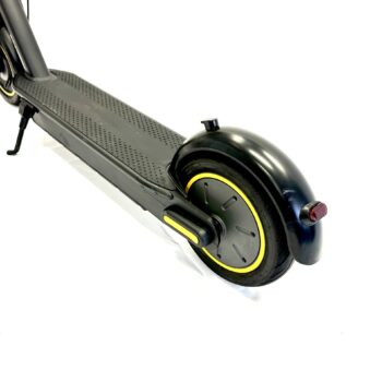 Elscooter DOUCHE REKO - 250W - 35 km räckvidd 13 elsparkcykel laglig DOUCHE REKO En laglig modell som passar barn och ungdomar med premium däck. 🏁 <strong>Hastighet – 20 km/h</strong> 🔋 <strong data-start="580" data-end="603">Räckvidd – 35 km ⚙️ Elmotor – 250 W</strong> Elscooter DOUCHE REKO - 250W - 35 km räckvidd