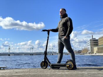 Elscooter DOUCHE REKO - 250W - 35 km räckvidd 12 image00016 En laglig modell som passar barn och ungdomar med premium däck. 🏁 <strong>Hastighet – 20 km/h</strong> 🔋 <strong data-start="580" data-end="603">Räckvidd – 35 km ⚙️ Elmotor – 250 W</strong> Elscooter DOUCHE REKO - 250W - 35 km räckvidd