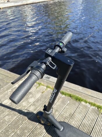 Elscooter DOUCHE REKO - 250W - 35 km räckvidd 19 styre En laglig modell som passar barn och ungdomar med premium däck. 🏁 <strong>Hastighet – 20 km/h</strong> 🔋 <strong data-start="580" data-end="603">Räckvidd – 35 km ⚙️ Elmotor – 250 W</strong> Elscooter DOUCHE REKO - 250W - 35 km räckvidd