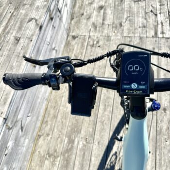 IMG 3742 <p data-pm-slice="1 1 []">En mycket trevlig elcykel med en stark 250W elmotor i bakhjulet och med en hastighet på 25 km/h. Hemligheten ligger i 48v elsystemet (standard är 36v) vilket innebär 50% <strong>mer kraft</strong> när du behöver det. Den passar både dam och herr, gammal som ung. Imponerande räckvidd upp till 100km!</p> Elcykel DOUCHEBIKE 250W NIVO - 100km räckvidd