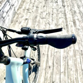 IMG 3743 <p data-pm-slice="1 1 []">En mycket trevlig elcykel med en stark 250W elmotor i bakhjulet och med en hastighet på 25 km/h. Hemligheten ligger i 48v elsystemet (standard är 36v) vilket innebär 50% <strong>mer kraft</strong> när du behöver det. Den passar både dam och herr, gammal som ung. Imponerande räckvidd upp till 100km!</p> Elcykel DOUCHEBIKE 250W NIVO - 100km räckvidd