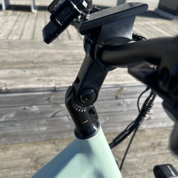 IMG 3744 <p data-pm-slice="1 1 []">En mycket trevlig elcykel med en stark 250W elmotor i bakhjulet och med en hastighet på 25 km/h. Hemligheten ligger i 48v elsystemet (standard är 36v) vilket innebär 50% <strong>mer kraft</strong> när du behöver det. Den passar både dam och herr, gammal som ung. Imponerande räckvidd upp till 100km!</p> Elcykel DOUCHEBIKE 250W NIVO - 100km räckvidd