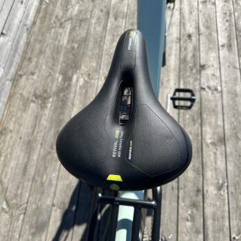 IMG 3748 <p data-pm-slice="1 1 []">En mycket trevlig elcykel med en stark 250W elmotor i bakhjulet och med en hastighet på 25 km/h. Hemligheten ligger i 48v elsystemet (standard är 36v) vilket innebär 50% <strong>mer kraft</strong> när du behöver det. Den passar både dam och herr, gammal som ung. Imponerande räckvidd upp till 100km!</p> Elcykel DOUCHEBIKE 250W NIVO - 100km räckvidd