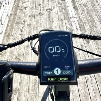 IMG 3753 <p data-pm-slice="1 1 []">En mycket trevlig elcykel med en stark 250W elmotor i bakhjulet och med en hastighet på 25 km/h. Hemligheten ligger i 48v elsystemet (standard är 36v) vilket innebär 50% <strong>mer kraft</strong> när du behöver det. Den passar både dam och herr, gammal som ung. Imponerande räckvidd upp till 100km!</p> Elcykel DOUCHEBIKE 250W NIVO - 100km räckvidd