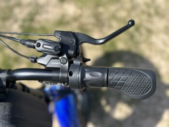 vuvuy Vi presenterar Elcykel DOUCHEBIKE 1000W PLUS, en exceptionell kombination av kraft och finess för den moderna cyklisten. Påbörja en resa av effektivitet och stil med denna toppmoderna e-cykel. Elcykel DOUCHEBIKE 1000W PLUS - Hopfällbar - Räckvidd 100km