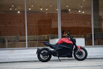 DSC 5331 min Elmotorcykel Rezon Bohemia - Peak 15000Watt - 30 Mil Elmotorcykel Rezon Bohemia - Peak 20000Watt - 150 km/h - 30 Mil