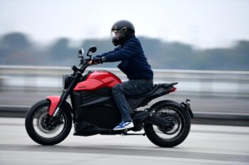 DSC 5442 min1 Elmotorcykel Rezon Bohemia - Peak 15000Watt - 30 Mil Elmotorcykel Rezon Bohemia - Peak 20000Watt - 150 km/h - 30 Mil