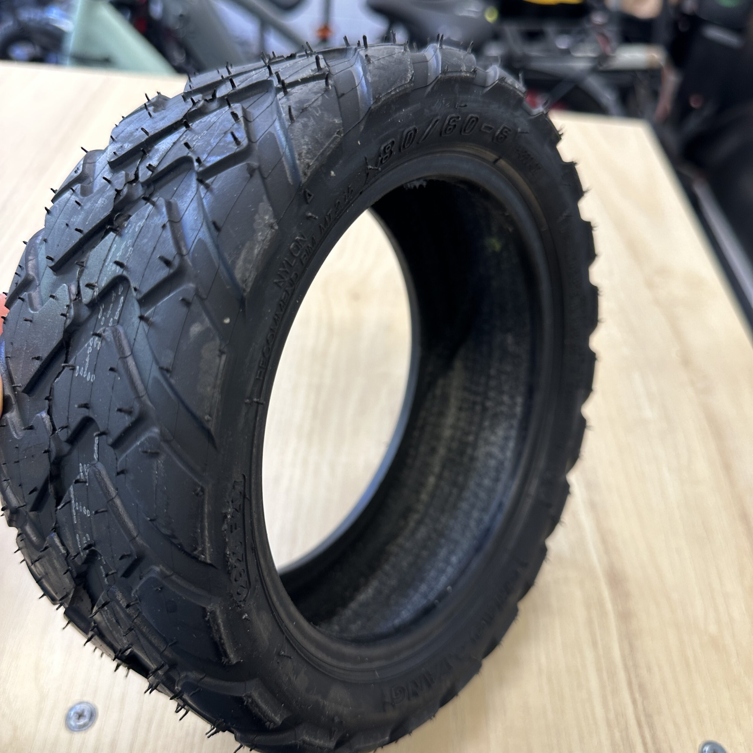 Däck slanglöst till elscooter 10" hjul - 80/60-6" 1 Däck slanglöst till elscooter 10" hjul - 80/60-6"