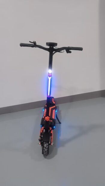 Douche framifran <h2>Elscooter DOUCHE DRAKEN 2200W</h2> KOMMANDE: Elscooter DOUCHE DRAKEN 2200W - Räckvidd 80 km