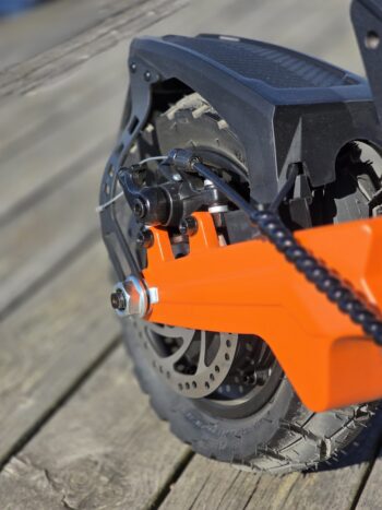 bakhjul <h3>Tvåhjulsdrift 1100w + 1100w</h3> Elscooter DOUCHE DRAKEN 2200W - Räckvidd 80 km - Hastighet 65 km/h