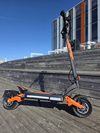 helbild kvadrat <h3>Tvåhjulsdrift 1100w + 1100w</h3> Elscooter DOUCHE DRAKEN 2200W - Räckvidd 80 km - Hastighet 65 km/h