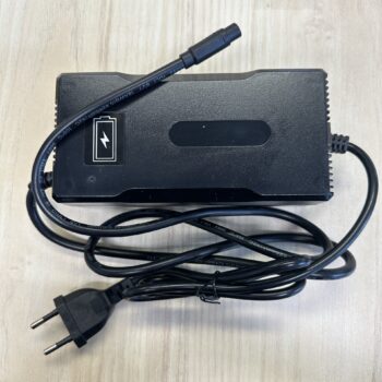 Alternative view of Snabbladdare 48V elsystem - output 54,6V/4A - Julet 3105 kontakt - laddar 50% snabbare