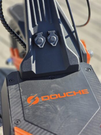 laddport <h3>Tvåhjulsdrift 1100w + 1100w</h3> Elscooter DOUCHE DRAKEN 2200W - Räckvidd 80 km - Hastighet 65 km/h