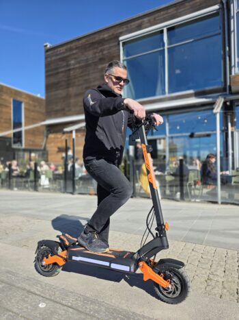 sta bild ku <h3>Tvåhjulsdrift 1100w + 1100w</h3> Elscooter DOUCHE DRAKEN 2200W - Räckvidd 80 km - Hastighet 65 km/h