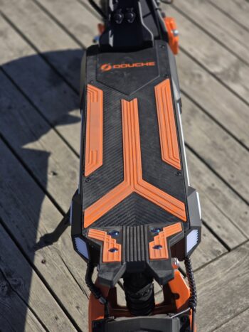 staplattan <h3>Tvåhjulsdrift 1100w + 1100w</h3> Elscooter DOUCHE DRAKEN 2200W - Räckvidd 80 km - Hastighet 65 km/h