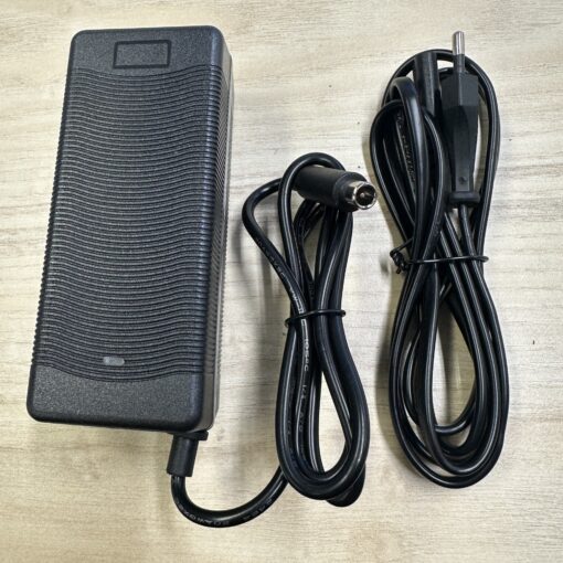 laddare 545V RCA kontakt 1 <h2>Laddare till elcykel och elscooter 48V RCA port - output 54,6V</h2> Laddare till elcykel och elscooter 48V RCA port - output 54,6V