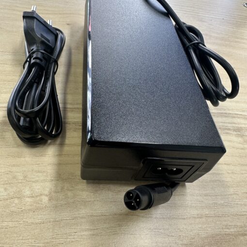 laddare 588 mini <h2>Laddare 52V elsystem - output 58,8V - mini XLR</h2> Laddare 52V elsystem - output 58,8V - mini XLR