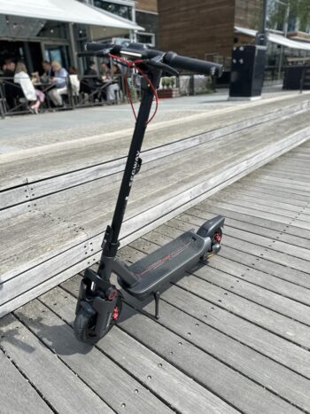 IMG 4815 Segway Ninebot MAX G3 E Upptäck Ninebot MAX G3 E, en kraftfull och pålitlig elscooter för alla. Perfekt för stadens gator och längre resor. Segway Ninebot MAX G3 E - Den ultimata elscootern 2025