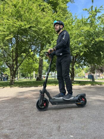 IMG 4835 Segway Ninebot MAX G3 E Upptäck Ninebot MAX G3 E, en kraftfull och pålitlig elscooter för alla. Perfekt för stadens gator och längre resor. Segway Ninebot MAX G3 E - Den ultimata elscootern 2025