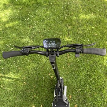 Elsparkcykel DOUCHE SPEAR 1000W+1000W - räckvidd 80 km 9 DOUCHE Spear 4 Vrålstark och unik design med dubbla motorer. 🏁 <strong>Hastighet – 55 km/h</strong> 🔋 <strong data-start="580" data-end="603">Räckvidd – 80 km vid 20 km/h ⚙️ Elmotor – 1000Wx2</strong> Elsparkcykel DOUCHE SPEAR 1000W+1000W - räckvidd 80 km