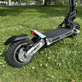 Elsparkcykel DOUCHE SPEAR 1000W+1000W - räckvidd 80 km 10 DOUCHE Spear 5 Vrålstark och unik design med dubbla motorer. 🏁 <strong>Hastighet – 55 km/h</strong> 🔋 <strong data-start="580" data-end="603">Räckvidd – 80 km vid 20 km/h ⚙️ Elmotor – 1000Wx2</strong> Elsparkcykel DOUCHE SPEAR 1000W+1000W - räckvidd 80 km
