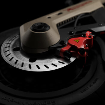 Segway Ninebot GT3 Pro - Räckvidd 138km - Hastighet 80km/h 12 GT3 Pro Product picture brakes 2140x2140 72 GT3 Pro är elscootern för dig som vill ha <strong>maximal prestanda</strong>, lång räckvidd och avancerad teknik. Med dubbla <strong>1700W-motorer nominell effekt</strong> (3500W toppeffekt) når den hela 80 km/h och klarar lutningar upp till 38 %. Segway Ninebot GT3 Pro - Räckvidd 138km - Hastighet 80km/h