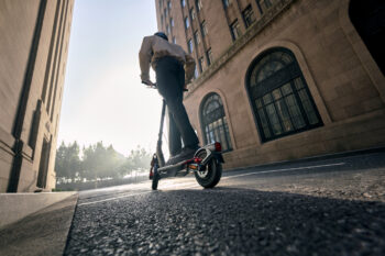 Segway Ninebot F3 Pro - Räckvidd 70km - Hastighet 25km/h 11 Ninebot F3 Pro ED Lifestyle picture back and ground view gravel 2140x1427 72 F3 Pro E är en uppgraderad version av F3 E med kraftfullare motor, bättre klättringsförmåga och dubbla skivbromsar – perfekt för både pendling och längre resor. Segway Ninebot F3 Pro - Räckvidd 70km - Hastighet 25km/h