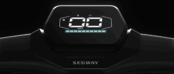 Segway ZT3 Pro E Product picture Dashboard 1500x644 72 <strong>ZT3 Pro</strong> kombinerar prestanda och innovation i en modern design. Med en <strong>stark 1600W-motor</strong> når den 25 km/h och klarar lutningar på upp till 25 %. Segway Ninebot ZT3 Pro - Räckvidd 79km - Hastighet 25km/h