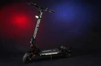 teverun blade mini pro electric scooter full view black background Dubbelmotor, stil och räckvidd i toppklass Blade Mini Pro – 50 km/h – Räckvidd 80km