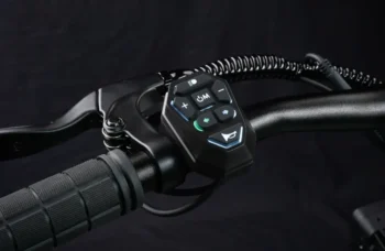 teverun blade mini pro illuminated multi function switch e1758011226158 1024x666 1 Dubbelmotor, stil och räckvidd i toppklass Blade Mini Pro – 50 km/h – Räckvidd 80km