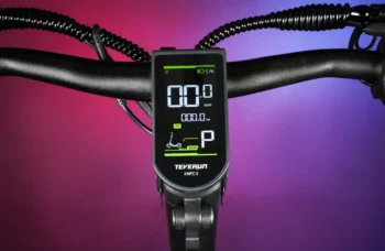 teverun blade mini pro lcd display nfc e1758011208234 1024x666 1 Dubbelmotor, stil och räckvidd i toppklass Blade Mini Pro – 50 km/h – Räckvidd 80km